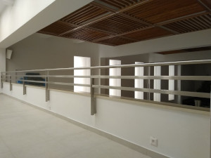 Stainless steel railing – combination of SHS and round tube, side-mounted