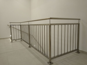 Stainless steel railing – vertical infill, top-mounted
